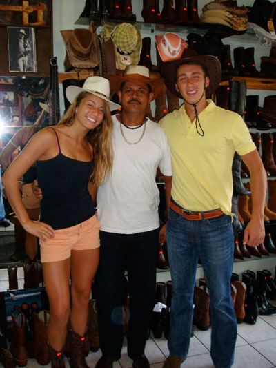 Ian and Catherine buying boots in San Jos&eacute&##x3b;, Costa Rica