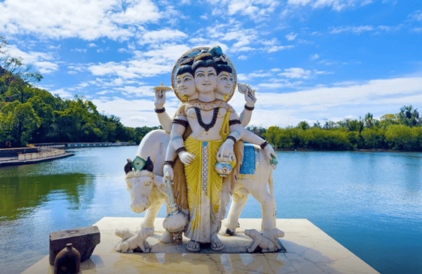 The Hindu Heart of Mauritius&##x3a; A Legacy of Language, Labor, and Leadership.
