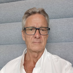 Scott Oliver is the founder of MauritiusWealth.mu